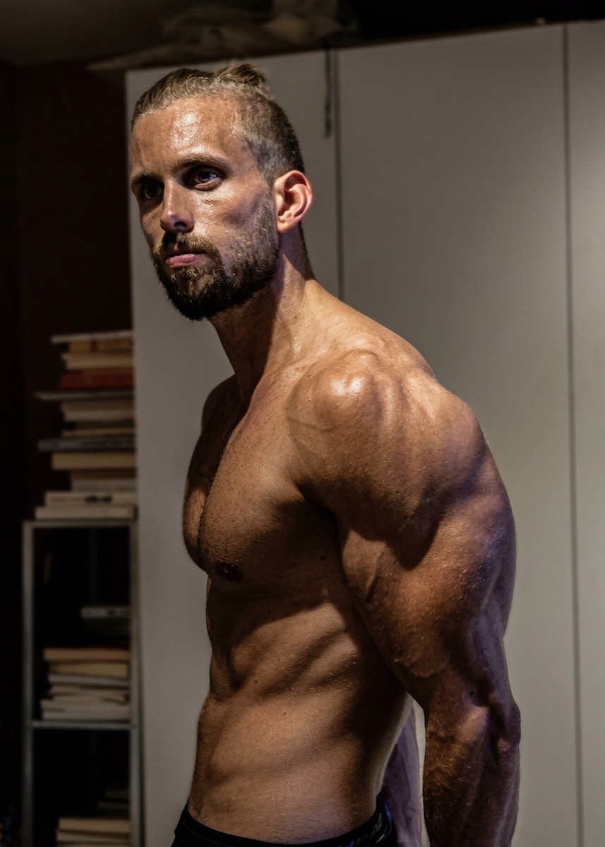 Luca Olivari dopo anni di allenamento in home gym