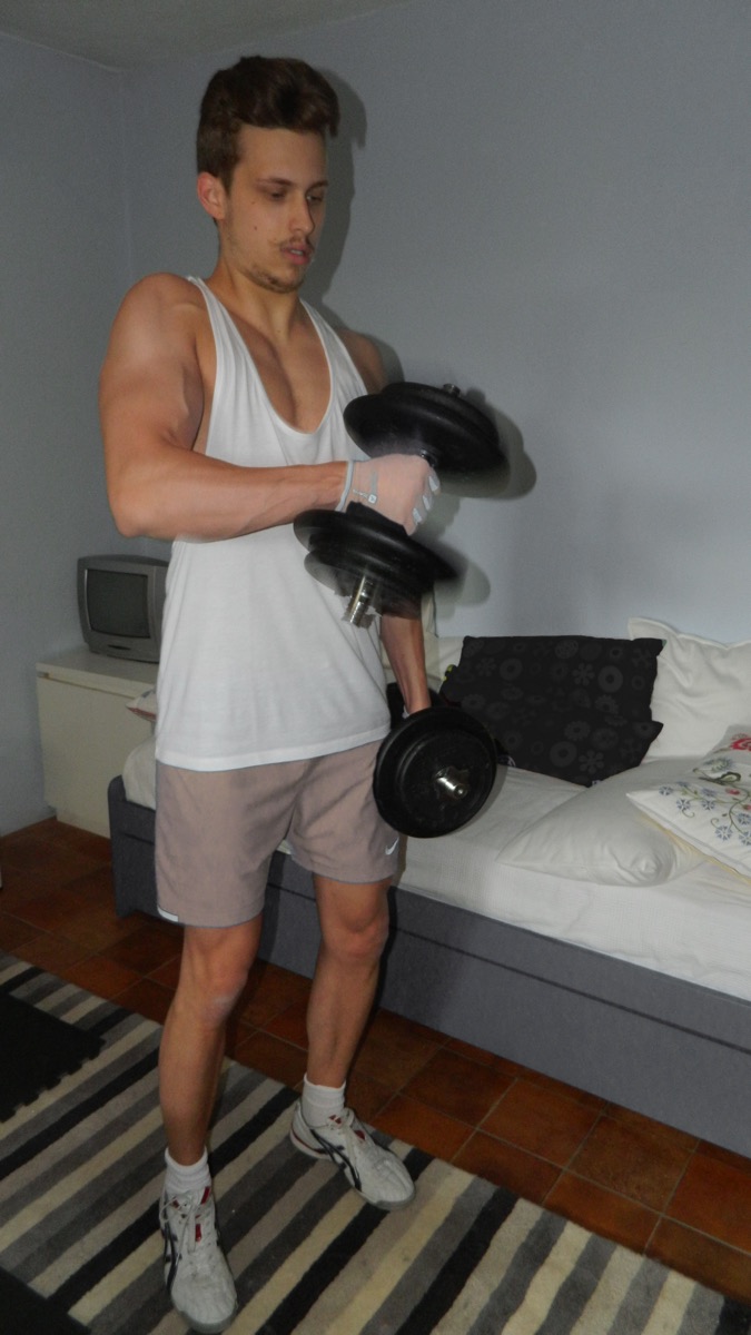 Luca Olivari prima, nella sua home gym