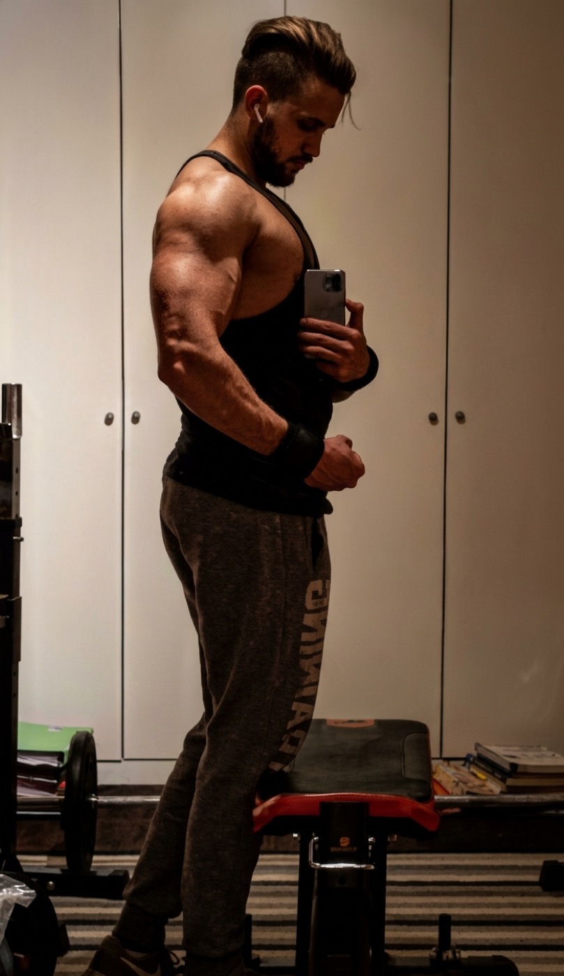 Luca Olivari allo specchio nella sua home gym